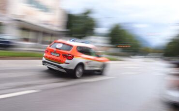 Der Rettungsdienst brachte die Kinder in ein Krankenhaus. (Symbolbild)