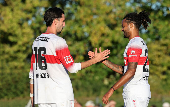 Lorenz Assignon (re.) und Atakan Karazor feiern beim 3:0 des VfB Stuttgart gegen den 1. FC Heidenheim ihre Comebacks – Assignon