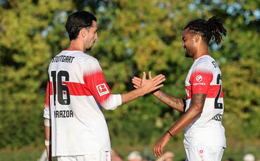 Lorenz Assignon (re.) und Atakan Karazor feiern beim 3:0 des VfB Stuttgart gegen den 1. FC Heidenheim ihre Comebacks – Assignon 