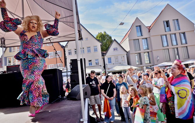 Drag-Queen Veronica Mont Royal war beim ersten Christopher Street Day in Schorndorf zu erleben.