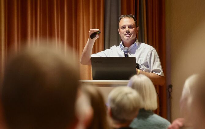 Björn Schäfer beim Vortrag "Das Waiblinger Stadtklima im Wandel" im Bürgerzentrum Waiblingen.