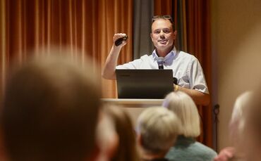 Björn Schäfer beim Vortrag "Das Waiblinger Stadtklima im Wandel" im Bürgerzentrum Waiblingen.