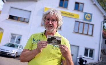 Jürgen Klotz vor dem heutigen Betrieb in der Winnender Straße. Bis 1971 war hier die Gaststätte "Felsenkeller". Klotz hat dazu r