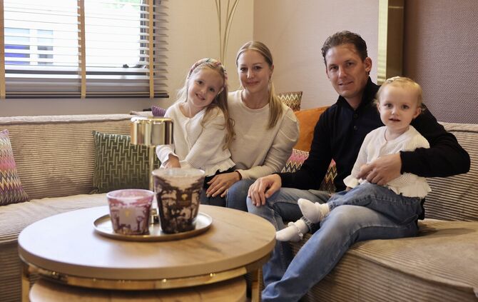Die Schausteller-Eltern Sina Rasch und Dennis Rasch (beide 37) mit ihren Töchtern Henny (6) und Lilo (2) in ihrem Wohnmobil. Die