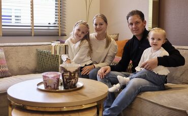 Die Schausteller-Eltern Sina Rasch und Dennis Rasch (beide 37) mit ihren Töchtern Henny (6) und Lilo (2) in ihrem Wohnmobil. Die