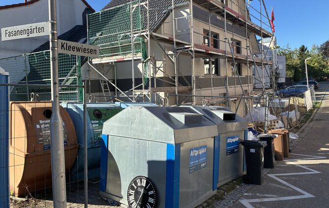 Die Container stehen sehr dicht bei dem neuen Wohnhaus.