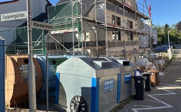Die Container stehen sehr dicht bei dem neuen Wohnhaus.