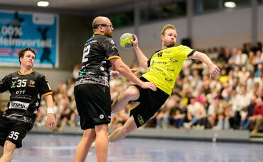Evgeni Prasolov (Nummer 12) und der VfL Waiblingen bekamen Robin Lidle (in Gelb) und die Offensivabteilung der SG Weinstadt kaum