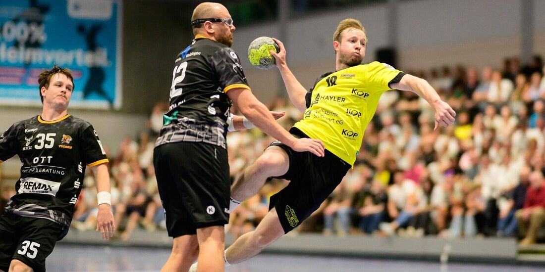 Evgeni Prasolov (Nummer 12) und der VfL Waiblingen bekamen Robin Lidle (in Gelb) und die Offensivabteilung der SG Weinstadt kaum