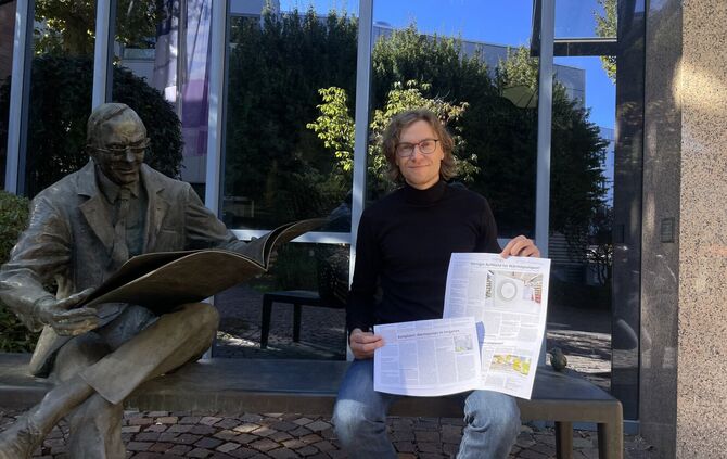 ZVW-Redakteur Daniel Hertwig mit Ausdrucken von zwei der preisgekrönten Artikel.