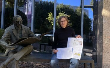 ZVW-Redakteur Daniel Hertwig mit Ausdrucken von zwei der preisgekrönten Artikel.