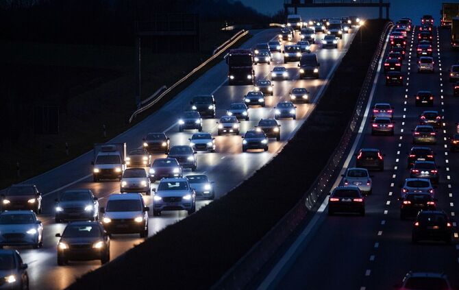 Nach einem Unfall gibt es Einschränkungen auf der A81. (Symbolbild)