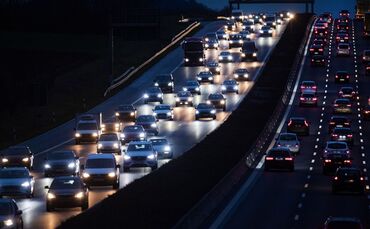 Nach einem Unfall gibt es Einschränkungen auf der A81. (Symbolbild)