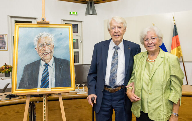 Der neue Ehrenbürger Friedrich Seibold, flankiert rechts von seiner Frau Karin und links seinem Ölgemälde von Jan Welker.