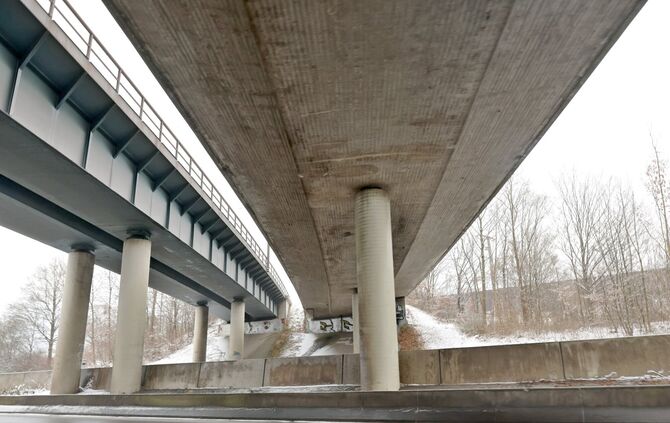 Die Brücke über den B14/B29-Teiler zwischen Kernen und Korb muss neu gebaut werden (Archivfoto).