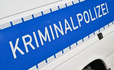 Die Ermittler der Polizei suchen nach Hinweisen auf die Mutter eines toten Mädchens. (Symbolbild)