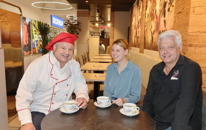 Bäckerei Schöllkopf erweitert den Café-Bereich im Remspark. Das neue Angebot stellen Hermann Schöllkopf, Stephanie Haase (Kaufla