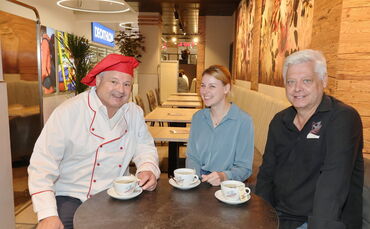 Bäckerei Schöllkopf erweitert den Café-Bereich im Remspark. Das neue Angebot stellen Hermann Schöllkopf, Stephanie Haase (Kaufla