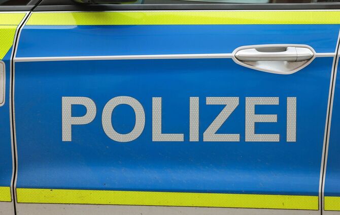 Einbrecher fällt Nussbaum