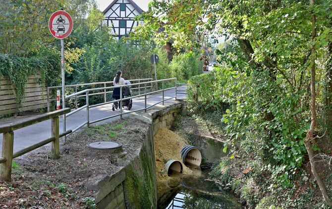 Die marode Fußgängerbrücke über den Schornbach wird neu gebaut.