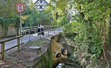 Die marode Fußgängerbrücke über den Schornbach wird neu gebaut.