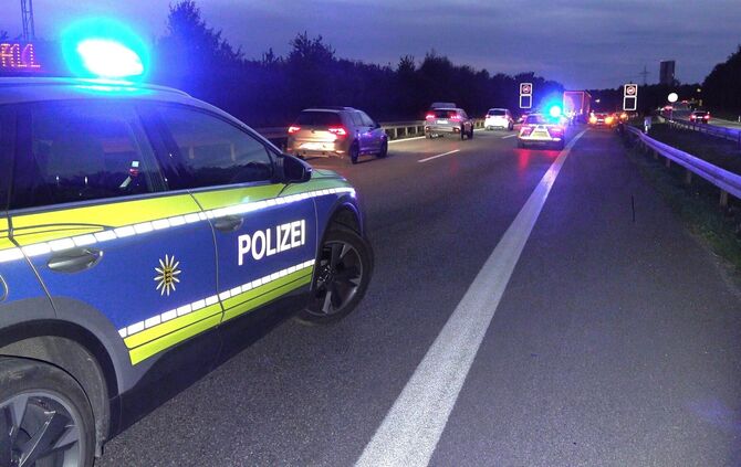 Die Polizei sichert die Unfallstelle am Montagabend (28.09.).
