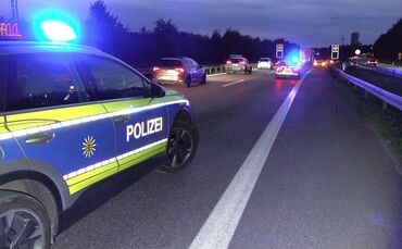 Die Polizei sichert die Unfallstelle am Montagabend (28.09.).