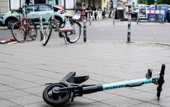 Das Duo verlor auf dem E-Scooter die Kontrolle und stürzte. (Symbolbild)