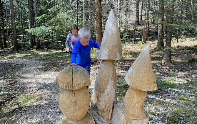 Eine der Aufgaben auf dem Grüffelo-Pfad: Eine Holzschlange windet sich zwischen Pilzen hindu  rch und lädt zum Balancieren ein.
