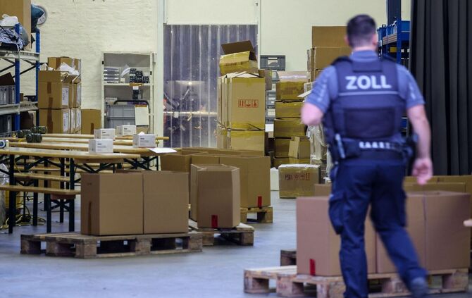 Europaweite Razzia wegen Millionenbetrugs mit Mogel-Handys