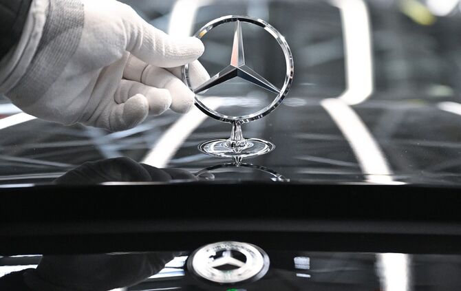 Bei Mercedes-Benz soll künftig wieder mehr im Büro vor Ort gearbeitet werden. (Archivbild)