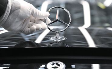 Bei Mercedes-Benz soll künftig wieder mehr im Büro vor Ort gearbeitet werden. (Archivbild)