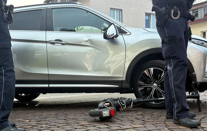 Die Polizei nimmt den Unfall auf.