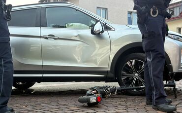 Die Polizei nimmt den Unfall auf.