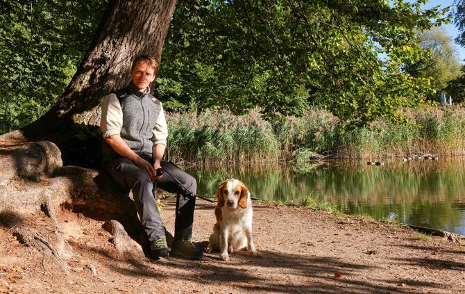 Tobias Horwath ist neuer Forstbezirksleiter im Schwäbisch-Fränkischen Wald – Hund Magnum begleitet ihn seit über 14 Jahren.