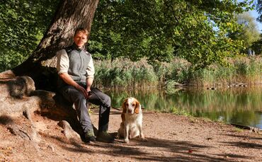 Tobias Horwath ist neuer Forstbezirksleiter im Schwäbisch-Fränkischen Wald – Hund Magnum begleitet ihn seit über 14 Jahren.