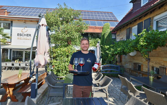 Christian Escher im mediterranen Innenhof des Besens der Winzer-Familie in Schwaikheim.