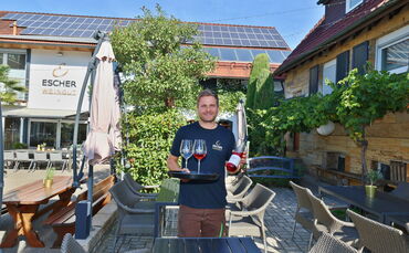 Christian Escher im mediterranen Innenhof des Besens der Winzer-Familie in Schwaikheim.