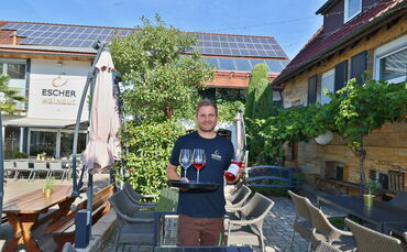Christian Escher im mediterranen Innenhof des Besens der Winzer-Familie in Schwaikheim.