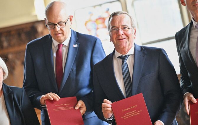 Investitionen in Hafen und Flughafen: Pistorius besucht Bremen