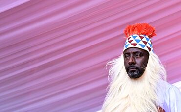 Nachrichtensprecher in Uganda zum König von Tooro gekrönt