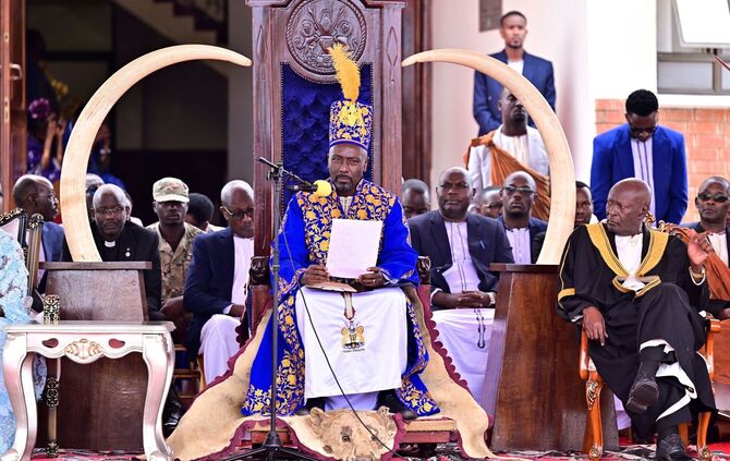 Nachrichtensprecher in Uganda zum König von Tooro gekrönt