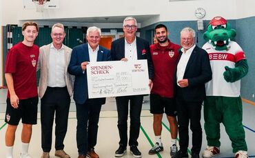 Stürmer Deniz Undav besuchte mit dem VfB die Nachsorgeklinik Tannheim – und legte spontan noch 10.000 Euro auf die VfB-Spende dr