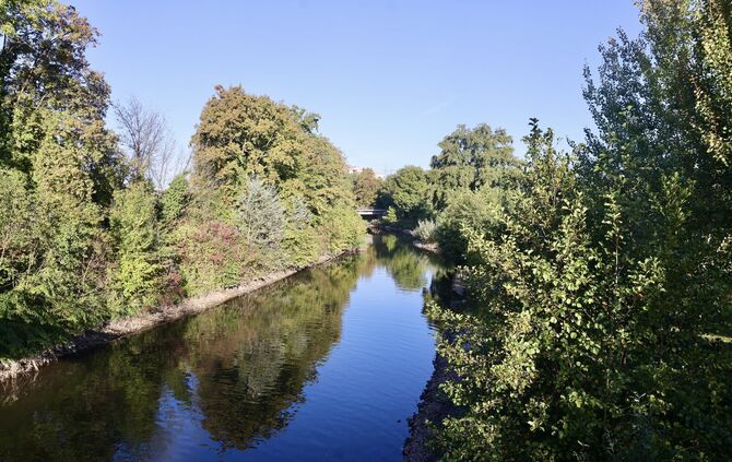 Noch immer so wenig Wasser wie selten: Die Rems beim Endersbacher Birkelwehr.