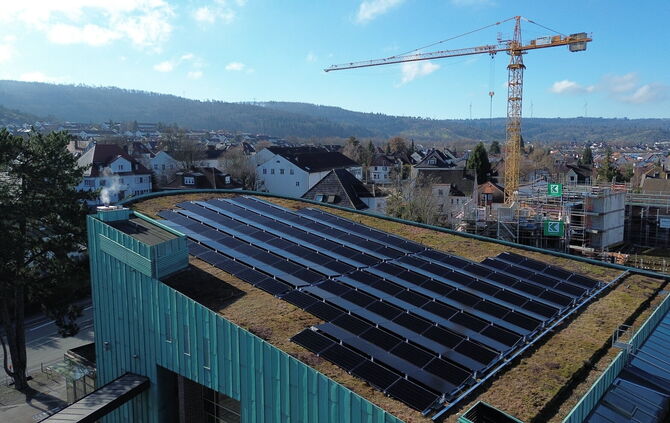 Die PV-Anlage auf dem Dach der Künkelinhalle.