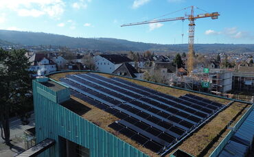 Die PV-Anlage auf dem Dach der Künkelinhalle.