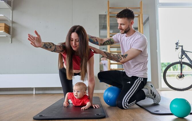 Physiotherapeut Marcel Grimm weiß um typische Frauenleiden nach einer Geburt. Unser Bild zeigt ihn mit seiner Frau Laura und ihr