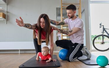 Physiotherapeut Marcel Grimm weiß um typische Frauenleiden nach einer Geburt. Unser Bild zeigt ihn mit seiner Frau Laura und ihr