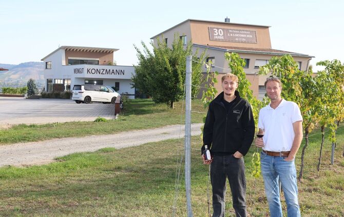 Lukas und Dieter Konzmann vor dem Weingut bei Stetten: Seit die Familie 2014 ausgesiedelt ist, hat sich viel getan.