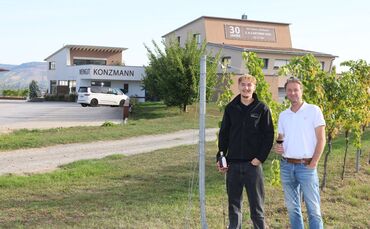 Lukas und Dieter Konzmann vor dem Weingut bei Stetten: Seit die Familie 2014 ausgesiedelt ist, hat sich viel getan.